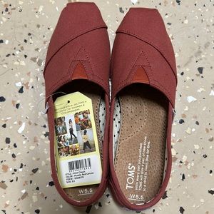 TOMS picante red slip ons